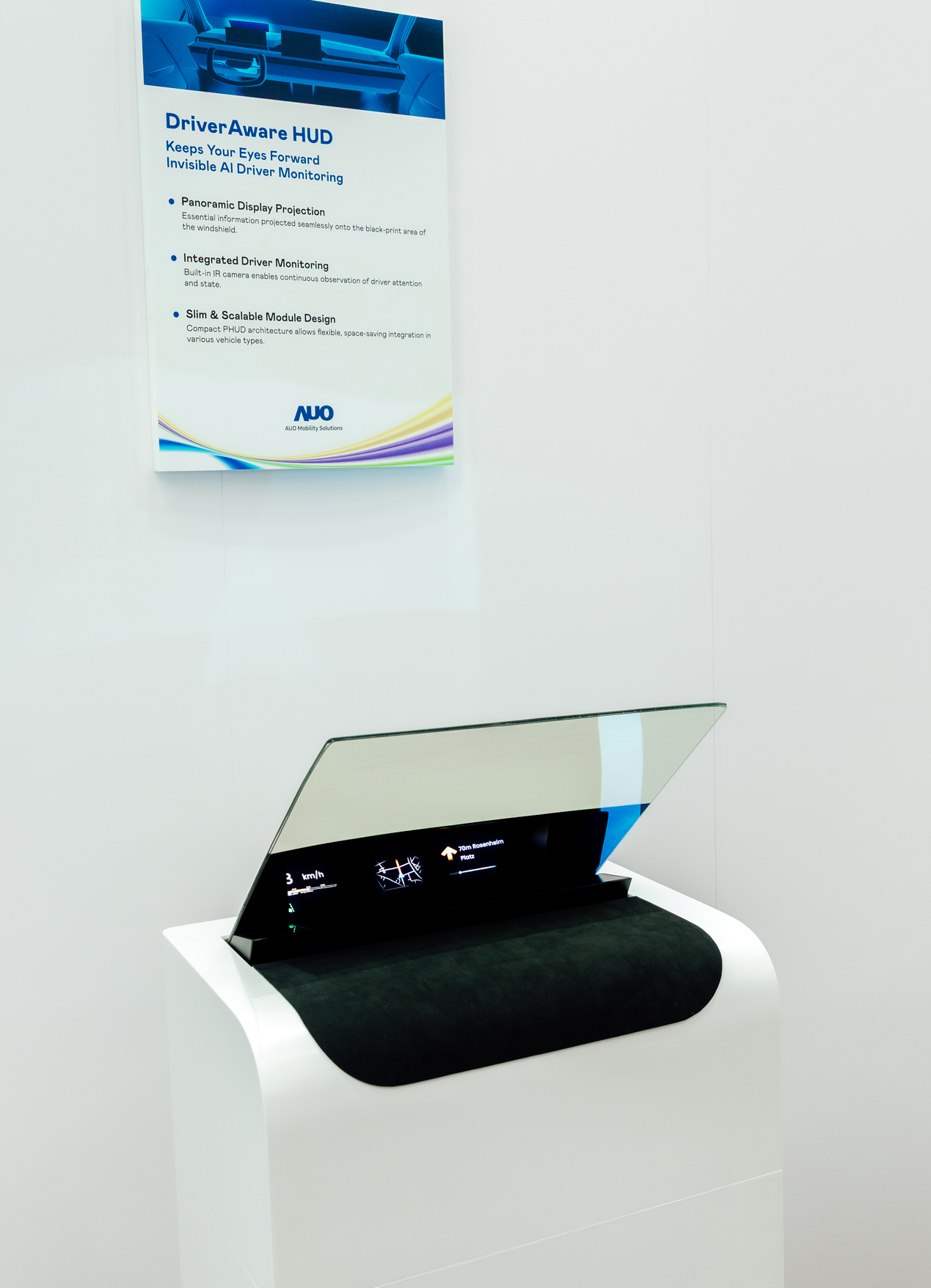 DriverAware HUD结合抬头显示器与隐藏式红外线摄影机，将车速、导航及警示讯息投影于挡风玻璃上，完美对齐驾驶目不离路的视线，同时，透过AI 监控驾驶注意力以提升安全性。